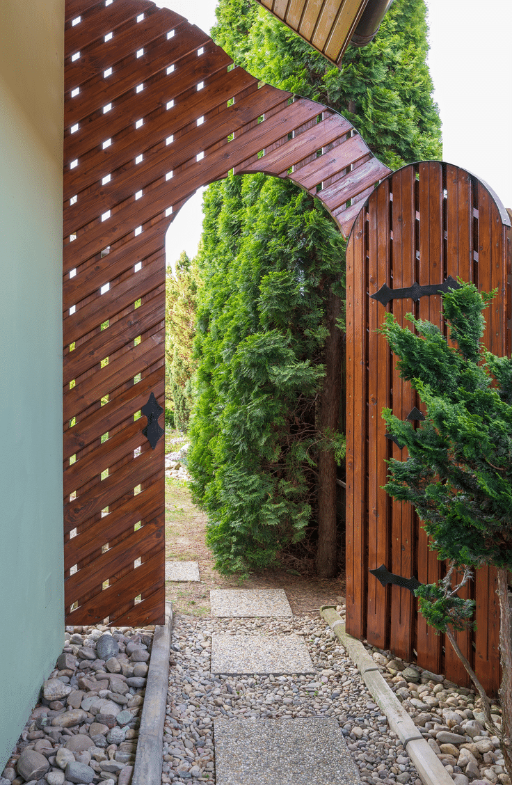 Having a cute fence and gate are a great way to make your entrance to your yard special. Here are 10 inviting backyard ideas for all types of gatherings.