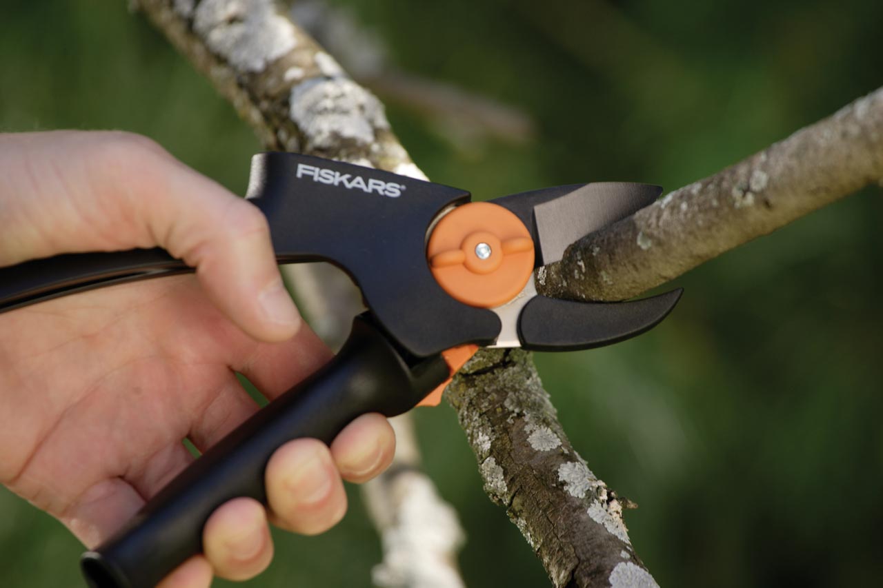 Для обрезки деревьев. Секатор fiskars 111510. Секатор fiskars POWERGEAR p91. Секатор fiskars р521. Fiskars 1000572.