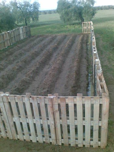 How To Make A Pallet Fence, DIY fencing, fencing ideas, garden fence, DIY projects, popular pin, outdoor living, privacy hacks. 