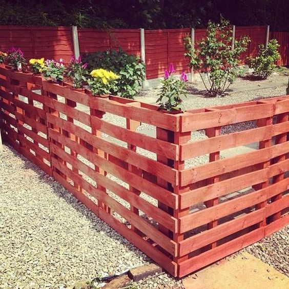 How To Make A Pallet Fence, DIY fencing, fencing ideas, garden fence, DIY projects, popular pin, outdoor living, privacy hacks. 