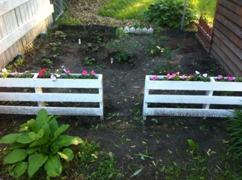 How To Make A Pallet Fence, DIY fencing, fencing ideas, garden fence, DIY projects, popular pin, outdoor living, privacy hacks. 