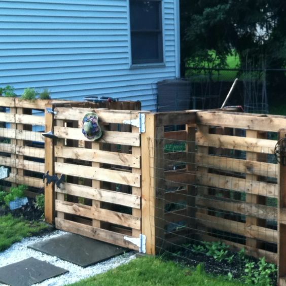 How To Make A Pallet Fence, DIY fencing, fencing ideas, garden fence, DIY projects, popular pin, outdoor living, privacy hacks. 