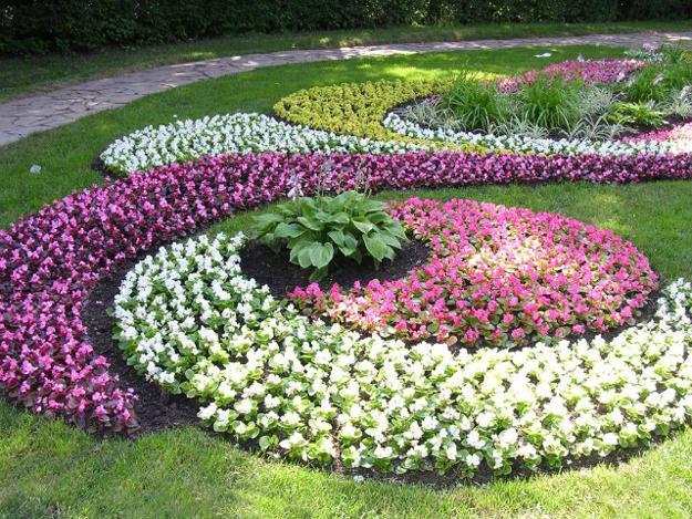 12 Beautiful Flower Beds That Will Inspire