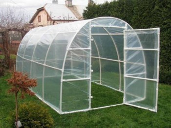 Greenhouses, DIY greenhouse, outdoor living, gardening, gardening hacks, popular pin, easy gardening projects, DIY gardening projects.