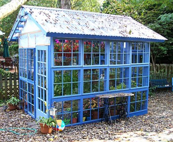 Greenhouses, DIY greenhouse, outdoor living, gardening, gardening hacks, popular pin, easy gardening projects, DIY gardening projects.