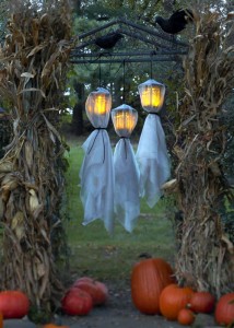 15 of the Scariest Outdoor Halloween Decorations ~ Bless My Weeds