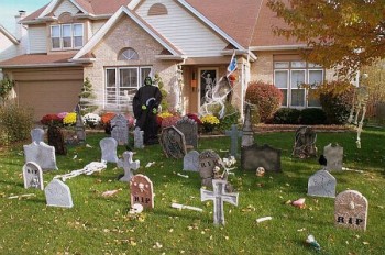 15 of the Scariest Outdoor Halloween Decorations8