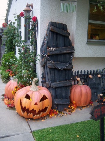 15 of the Scariest Outdoor Halloween Decorations9