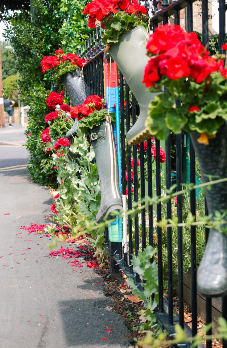 Here are some quick and easy ways to decorate your garden fence. Use rainboots to make planters and hang them on your fence. It’s simple, easy and looks so cute! 