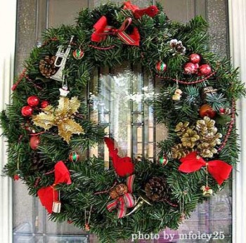 15-ways-to-decorate-your-christmas-front-porch5