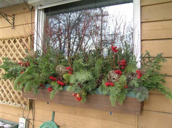 20-easy-holiday-window-box-ideas10