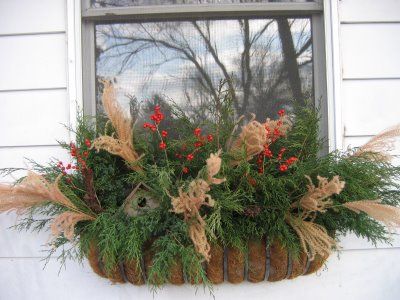 20-easy-holiday-window-box-ideas16