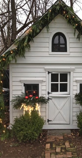 20-easy-holiday-window-box-ideas18