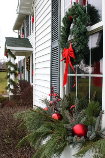 20-easy-holiday-window-box-ideas5