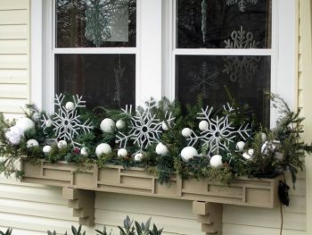 20-easy-holiday-window-box-ideas6