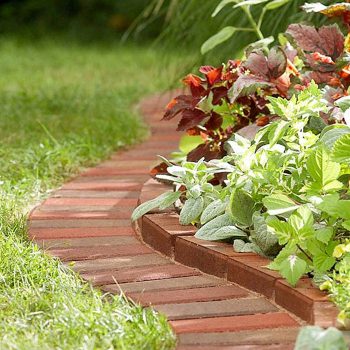 Lawn Edging| Lawn Edging DIY Projects, DIY Projects, Cheap DIY Projects, Lawn Edging Ideas, Outdoor DIY Projects, Simple DIY Projects, Outdoor Living