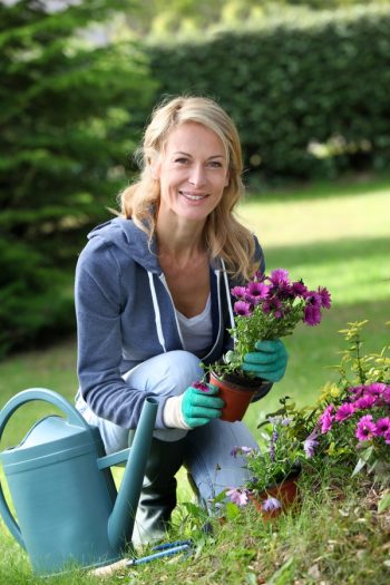 Are you looking for a way to make gardening easier? Try out these awesome gardening hacks. They will change your life. 