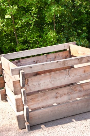Spring time is the perfect time of year to create a compost bin. These Spring garden projects will get you so excited for the upcoming gardening season. 